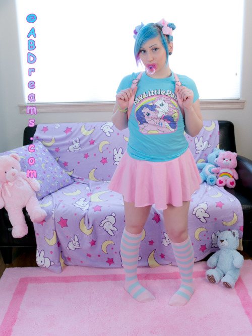 candyabdl:  Teasers from one of my most favouritest photo sets/clips I’ve shot so far with @abdreams ! It’s super cute and playful and it was all coordinated so well with the cotton candy colours. 