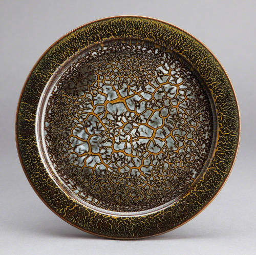 ortut:Brother Thomas Bezanson1. Plate, crackle glaze with tenmoku2. Decorative plate, textured black