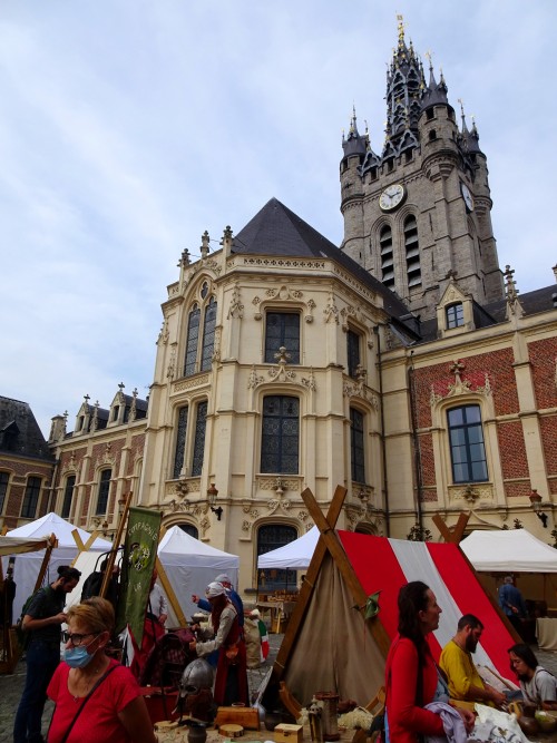 Douai. L’hôtel de ville avec marché et spectacle médiévaux (très belle voix de la chanteuse du group