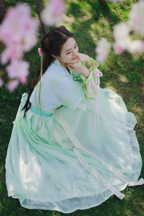 Chinese hanfu by 浅画青杏