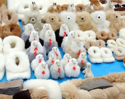 Tesoros turísticos de poliéster puro, mirador cerca de Lago Titicaca, Puno, 2017.The roadside seller