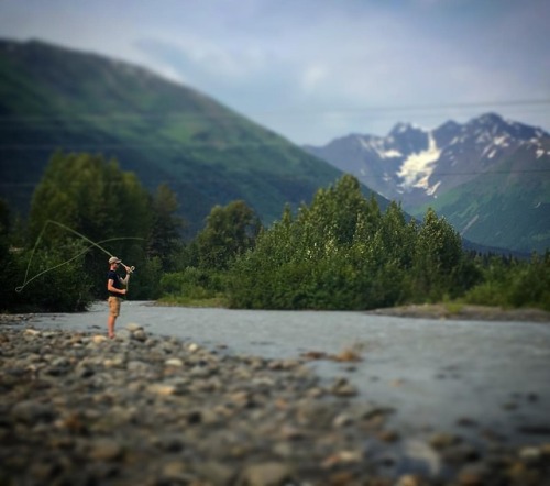 Cast practice at the crik!#lookoutsalmon #fancywaytocatchabuzz #akallday #alaskalife (at Girdwood,