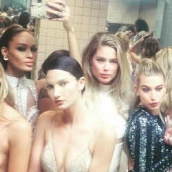 This is just hilarious!!! Doesn&rsquo;t look like fun but it was hahaha😬🙈😜 #bathroomselfie #metgala by doutzen