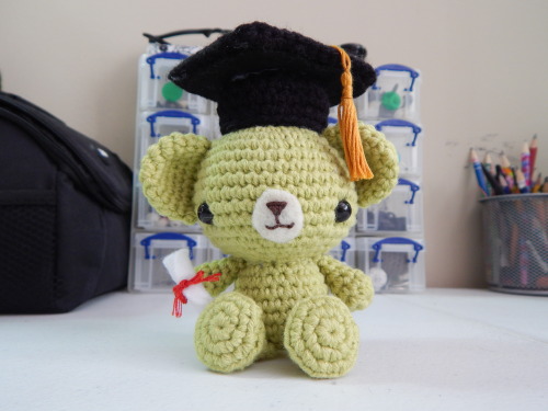 Hey guys.
Sorry I haven’t really been posting other than book giveaways and such. I haven’t really been motivated to crochet much lately though and even when I do I tend to forget to post pictures.
Anyway I made this grad bear for a friend (although...