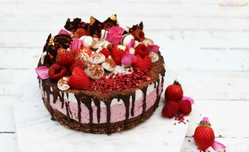 Raw Dark Chocolate Raspberry Cheesecake