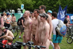 Les hommes naturistes