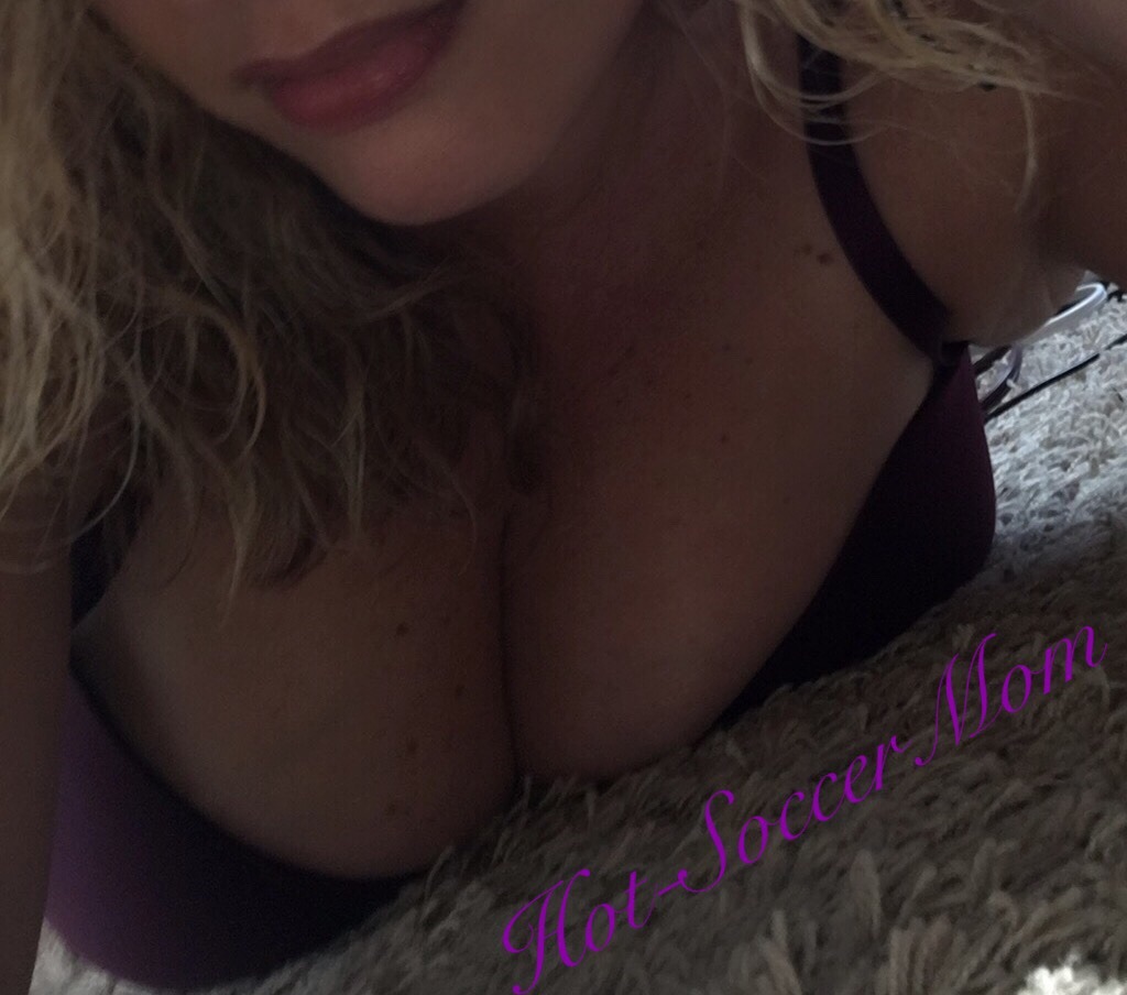 hot-soccermom:  Thought a few pics to end the long day of work would be nice 💋
