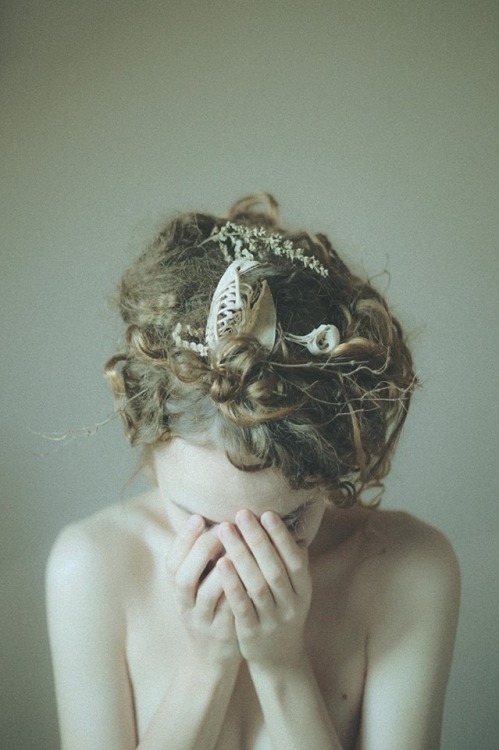 lauramakabresku:  Something about a little girl, who built a nest out of her hair, so that the birds could die calmly.