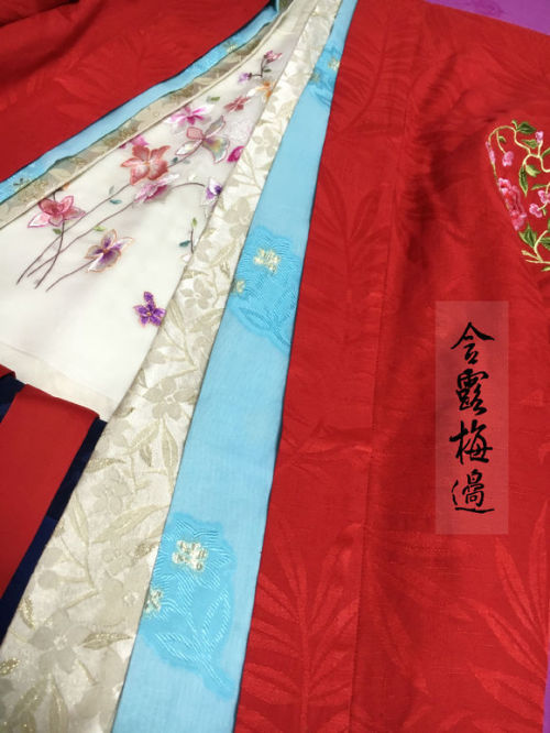 fouryearsofshades: 含露梅边 Traditional Chinese Wedding Hanfu.