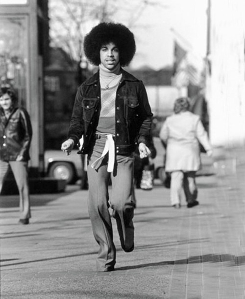 twixnmix:19-year-old Prince photographed by Robert Whitman outside Minneapolis’ old Schmitt Music Headquarters, 1977.  @fairyneko 