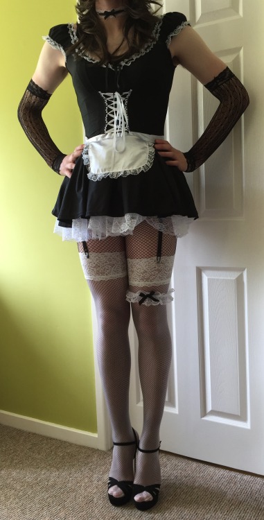 vanfair99: sissygurlholly: super awesome sissy maid!  i love the white stockings of the nets :) What