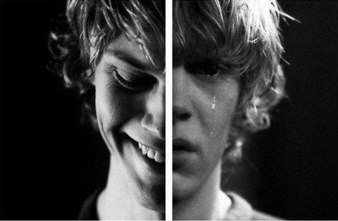 yourfightagainstdemons:  estamos sonriendo pero apunto de llorar.