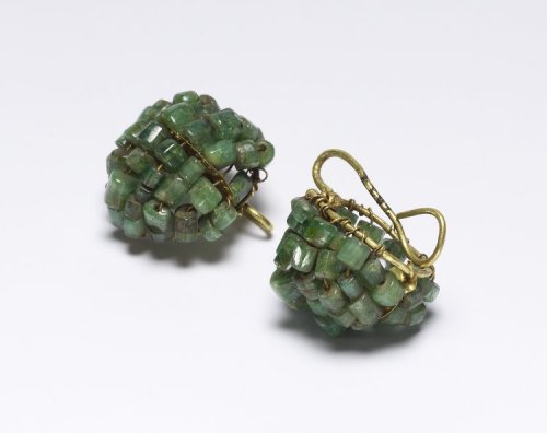 ancientjewels: 1st century Roman pair of earrings made of gold wire and emeralds. From the collectio