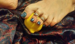 sweetcandytoes:  Squeeze my lemon, baby…‘til