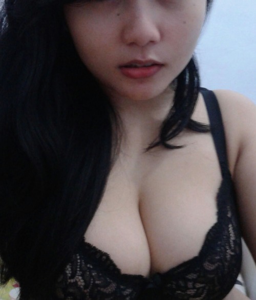 Ini Calon Istri Sexy Kan? Ada Yg Punya Ide Ga Buat Mamerin Body Dia Ditempat Umum Tp Biar Ga Kliatan