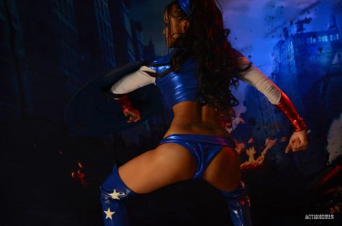 Porn sexy-cosplay-scroll:  Armie Field as Captain photos