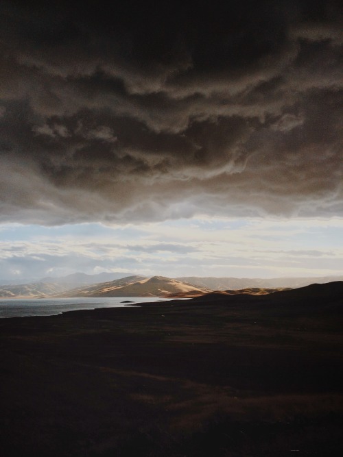 lisselundin:Caught a passing storm on our drive back from Pinnacles National Park. 