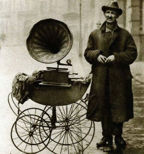 ghost-of-syd:Street gramophone player. London, 1920.