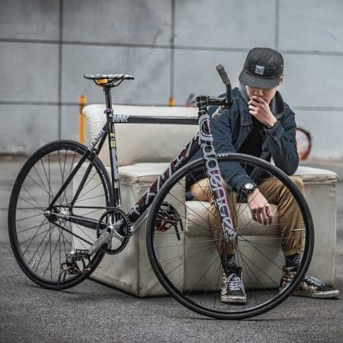 hizokucycles: #Repost from cyclist @crankset.17 -  「#shenzhen #china 」 #likeforfollow #fixie #fixedg