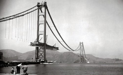 Le Golden Gate Bridge lors de sa construction,