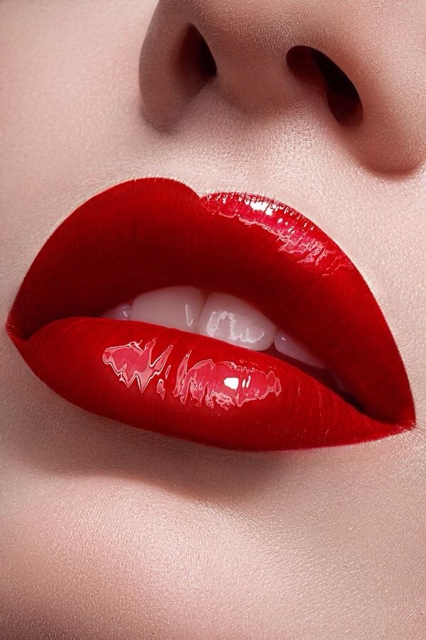 adessoomaipiu:  sexylilkitten:  Lips of temptation 💜💜  T  Awesome