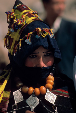 nnnorthaaafrican:  MOROCCO. Imilchil. Young brides to be,wearing capes of berber design &amp; covered in silver ornaments. 1984.Bruno Barbey.