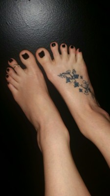 wvfootfetish:  mytalentedtoes:  Happy Sunday!!   How gorgeous are these feet!  Love the toes, the toe rings and that sexy ass foot tat! :)       