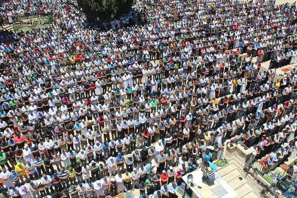 pxlestine:  200,000 Prayers in Al-aqsa today attended the first Friday prayer in