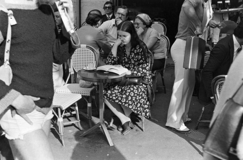 photos-de-france:  William Gedney - Femme lisant à la terrasse d’un café, Paris,