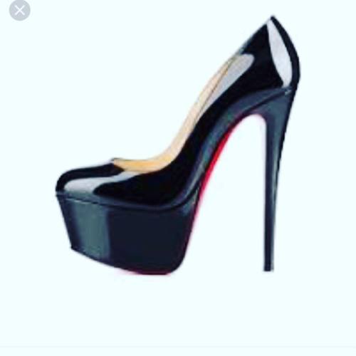 Love it!! #louboutin #shoes #fetisch #highheels ###baronessdavinadust #baronessrevenge #baroness #bd