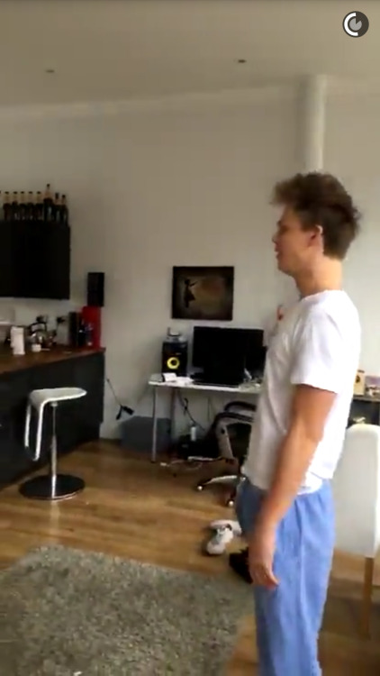 Porn photo joe-sugg-lover:  Caspar Lee’s bulge on