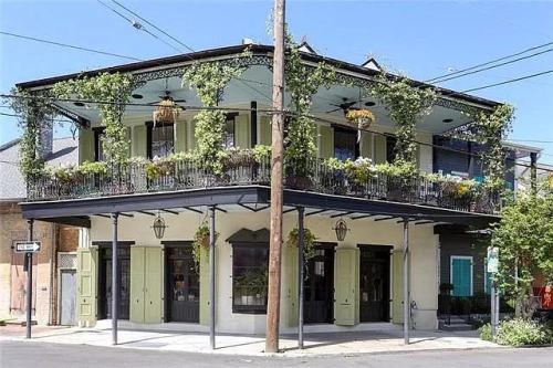 magicalandsomeweirdhometours: This is so gorgeous, I can’t take it. It’s a former corner store built