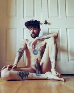 ripeyellowjockstrap:  m0rphinecloud:  New photo, same pose. I lack originality.   Yeah, but it’s  a GOOD pose…  Great new photo. Omg it&rsquo;s HOT