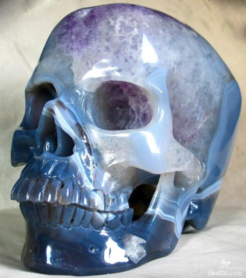 armindoc:sixpenceee:A skull carved from agate from skullis. Here’s my compilation of gemstone skulls