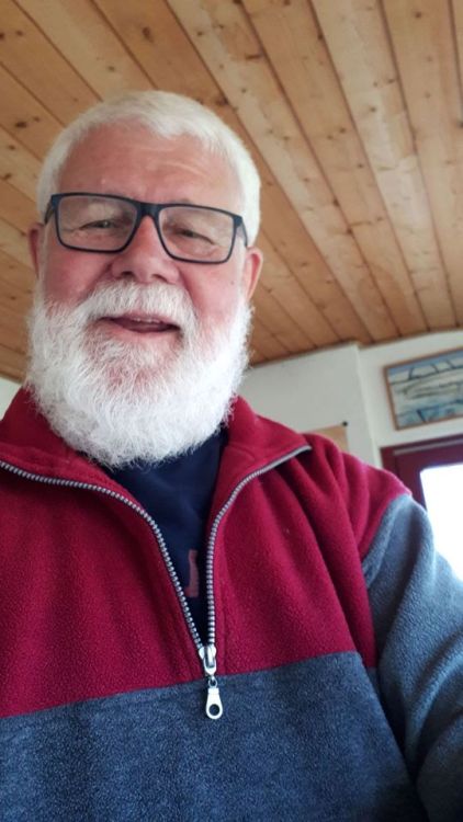 whitebeard-of-53:my first selfie - officially a senior citizen !!!You are one good looking daddy abs