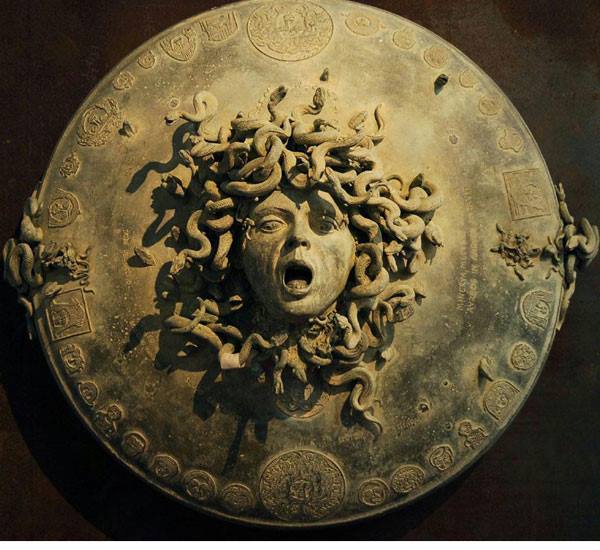 hierarchical-aestheticism:  Medusa al centro dell’Egida di Atena, Ivan Theimer