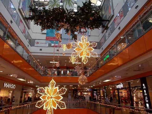 Wroclaw, Poland - interior of Dominikanska galeria (shopping mall) during Christmas 2021.For more my pics of this city please also skip to another blog:https://witekspicswroclaw.tumblr.com/ #christmas tree#Dominikanska#Dominikańska#galeria#galleria#Wroclaw#Wrocław#Polen#Polska#Poland#Pologne#Polonaise#Polonia#2021#wnętyrze#interior#hall#hala#Innere#shopping mall#stores#sklepy#choinka#christmas decorations