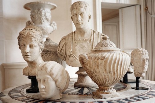 una-lady-italiana: Greek and Roman sculptures atop a 16th-century table in the Santo Domingos’