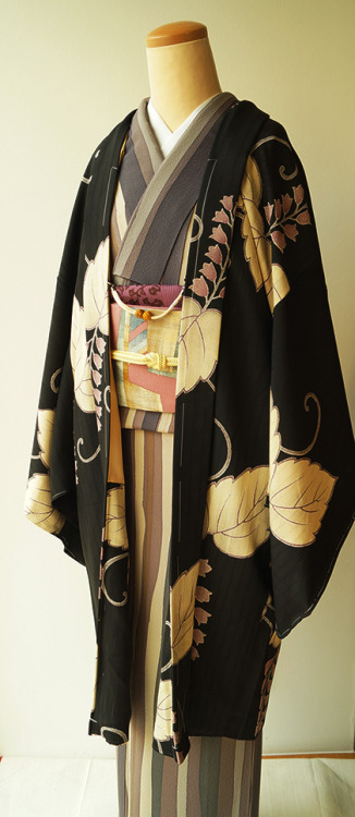 I am in love with this Autumn outfit, especially the strikingpaulownia patterned haori coat (seen on