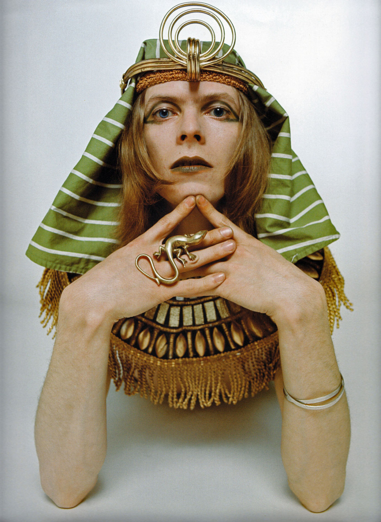 soundsof71:  David Bowie, 1971. Two very different approaches to the cover of Hunky