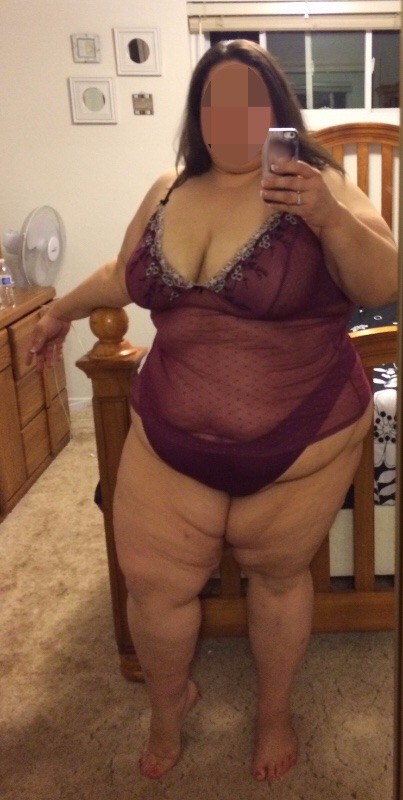 gigglebox80:  Happy Monday!!  #tiedwithabow   #bbwlingerie  #sexybbw