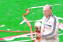 dxbayern:  FC Bayern München: professional footballers  beer shower throwers 