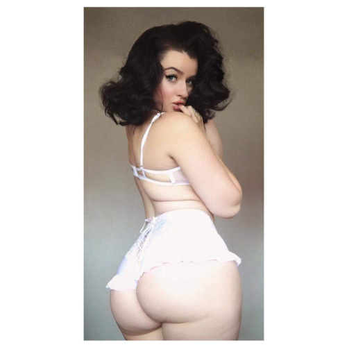 Big Beautiful Ass on Pin-Up Babe SINerella Rockafella! http://ift.tt/2cs2JTf