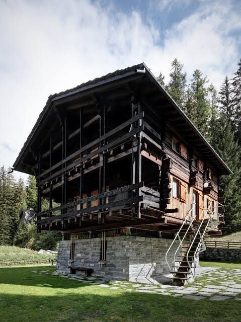 jeroenapers:   Casa Garelli, een ontwerp van Carlo Mollino   uit 1964 in de regio van het Italiaanse Val d'Aosta. Het was een nogal ongewone project: een oude berghut ontmantelen en verplaatsen naar een nieuwe plek aan de andere kant van de vallei, en