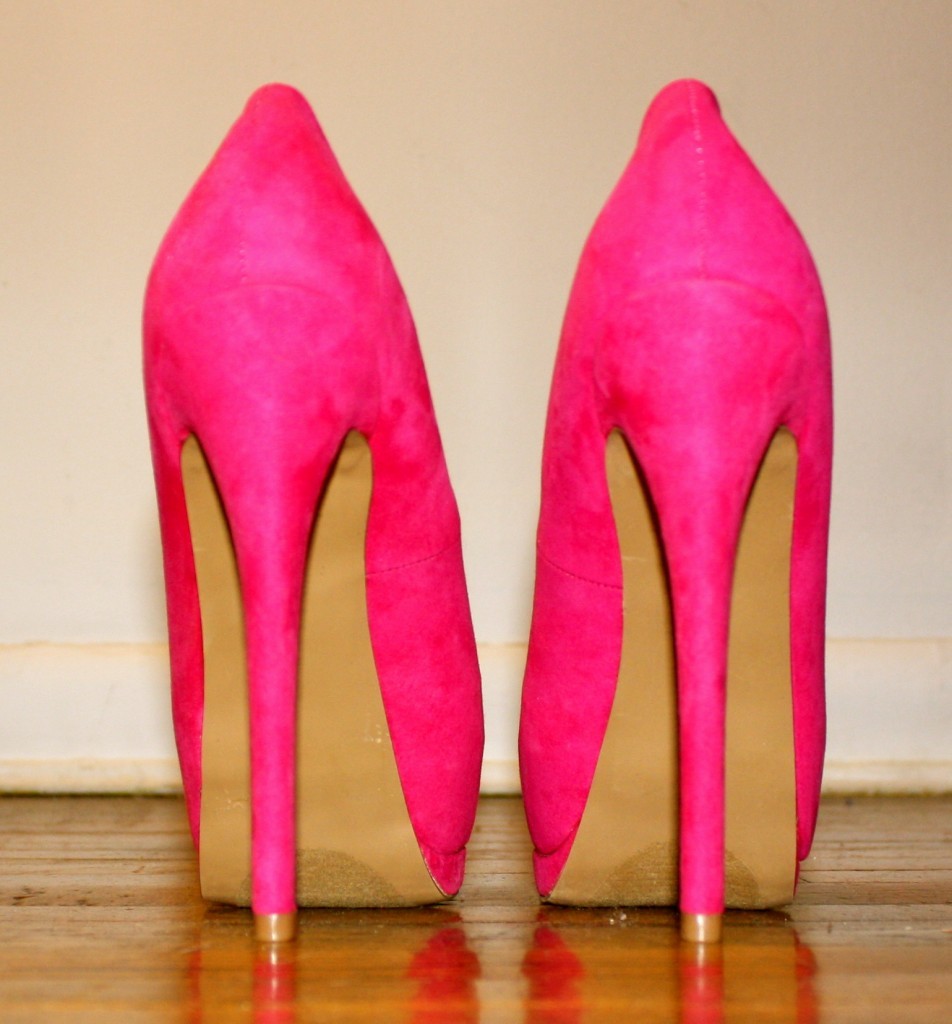 All sissy gurls should have a pair of pink stiletto heels!