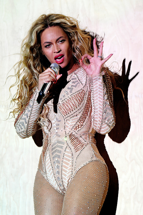 celebritiesofcolor:  Beyonce performs onstage during the 2015 Budweiser Made in America Festival at Benjamin Franklin Parkway on September 5, 2015 in Philadelphia, Pennsylvania.