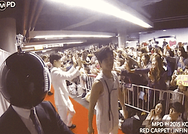 star-hoya: Infinite @ KCON Red Carpet in Japan waving and blowing kisses to you. 