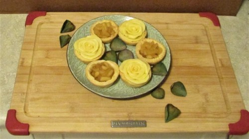Inspired from Shokugeki no Soma and Momo’s “Queen’s Apple Tart”.  I didn’t use damask rose water or 