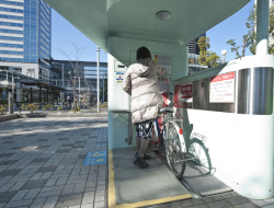 mothernaturenetwork:  Tokyo’s solution to overcrowded bike racks? Underground parking decks See more photos.