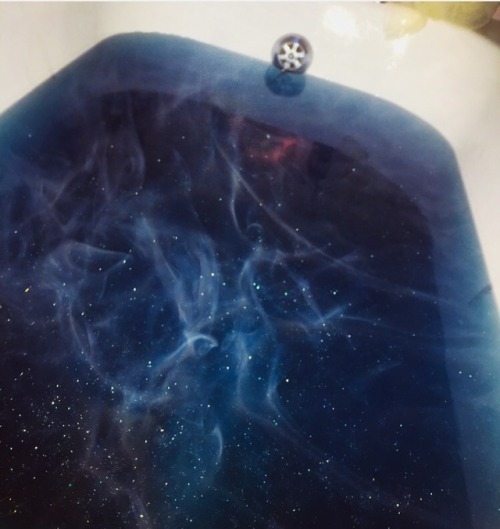 stressedoutmyboxx: So lush has actually managed to fit all of time and space into a bath bomb and I’m fully planning on floating through this galaxy FOREVER 🔮✨